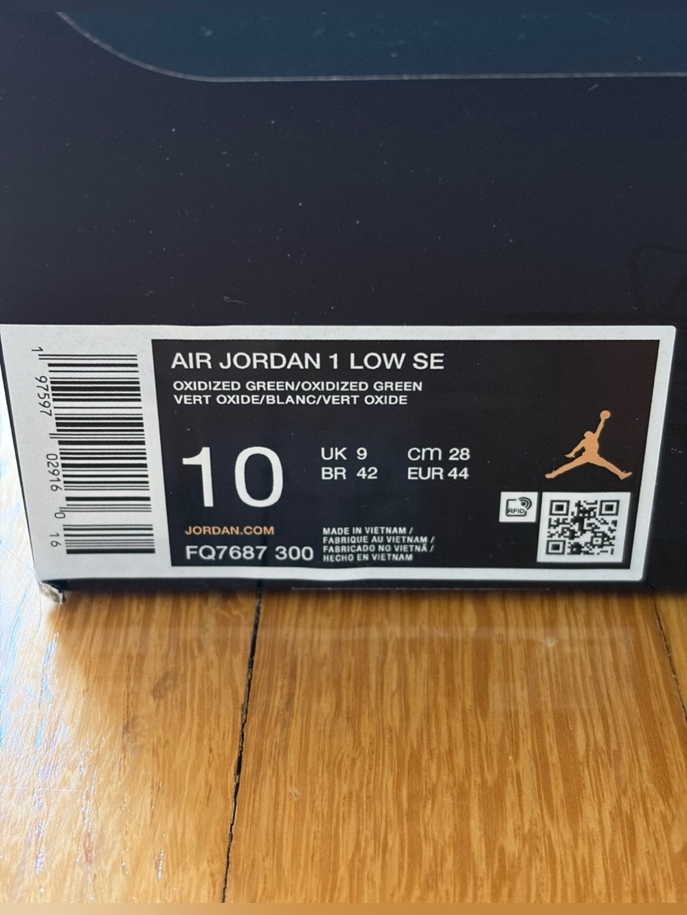 Air Jordan 1 Low SE Sneakers in Green and White *RARE COLOR* - Picture 3 of 3